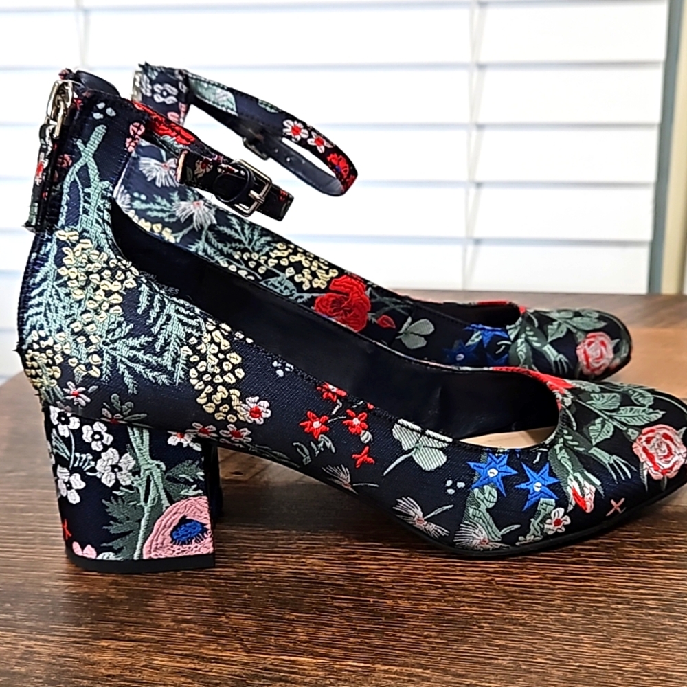 01 Chunky Heeled Pumps